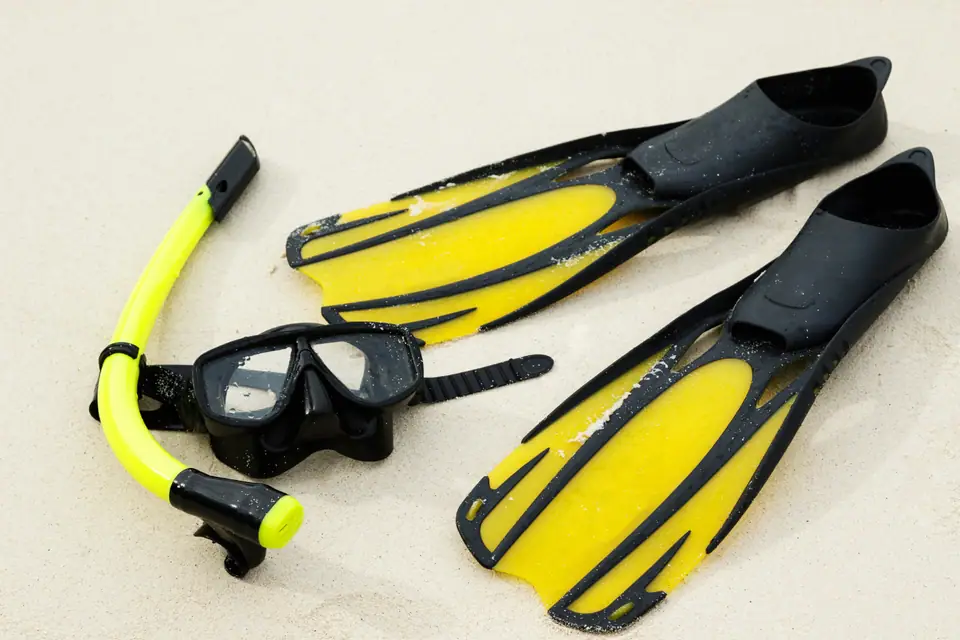 Plongeur équipé d’un gilet stabilisateur et d’un détendeur avant une immersion en mer