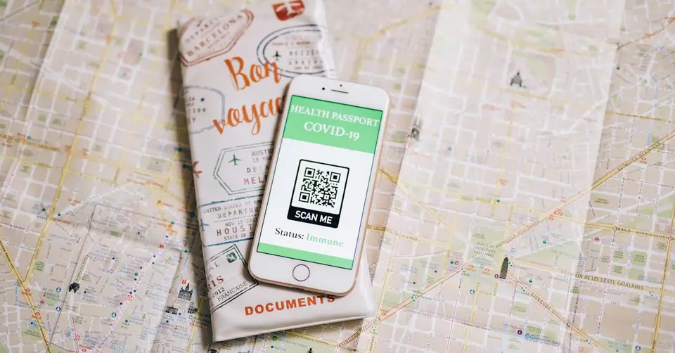 Personne scannant un QR code imprimé sur une affiche avec son smartphone