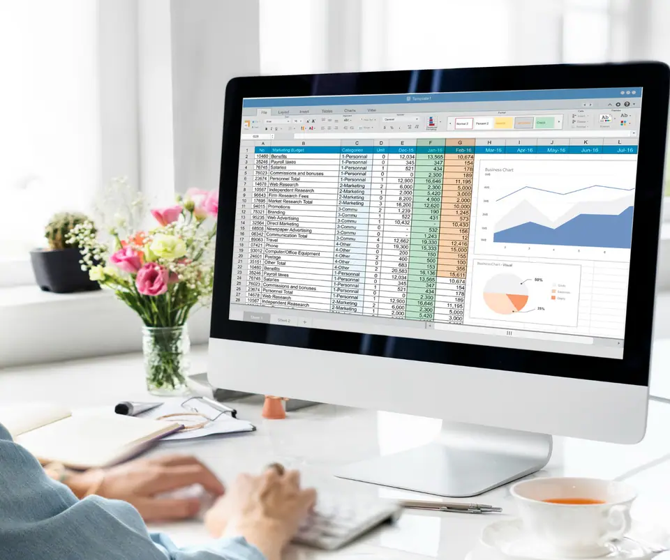 Ordinateur portable affichant un document texte, un tableur et une comparaison de licences bureautiques