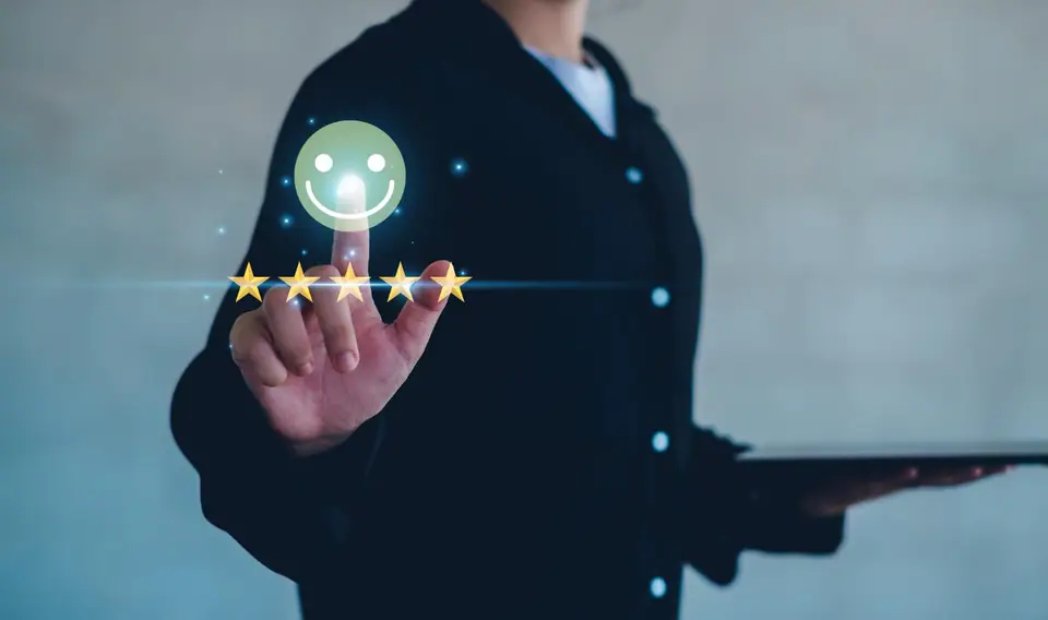 Conseillère répondant à un client devant un ordinateur dans une petite entreprise