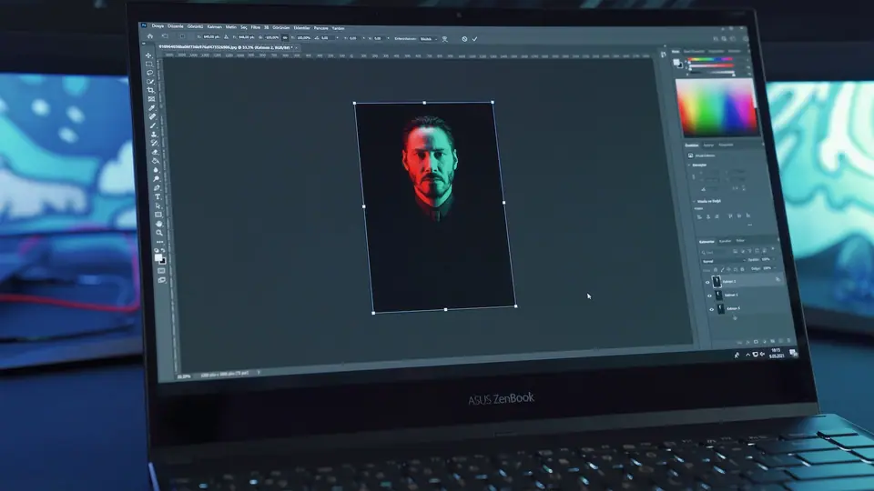 Ordinateur portable, lecteur de carte SD et appareil photo posés sur un bureau clair