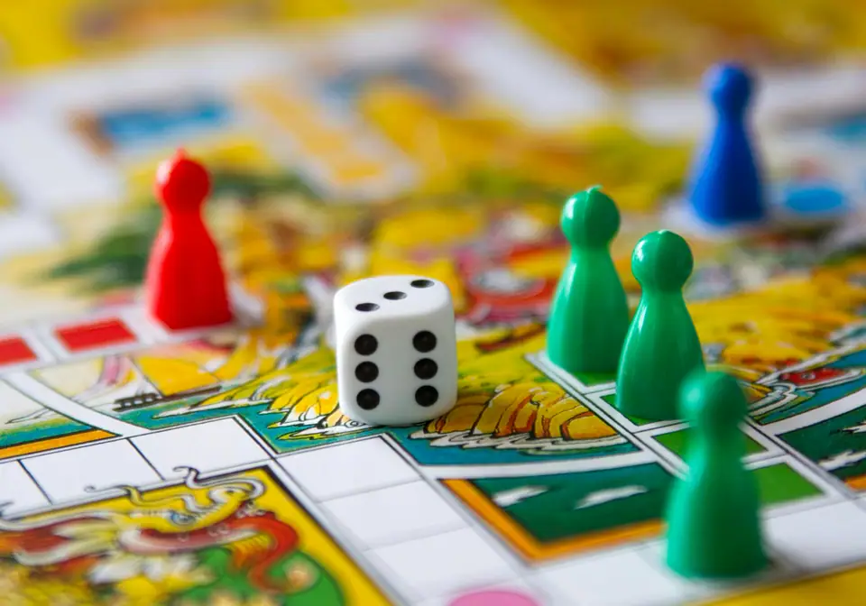 Cartes numérotées disposées en quatre rangées sur une table de jeu