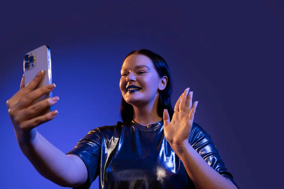 Créatrice face à une caméra et un écran de contrôle pendant un direct vertical