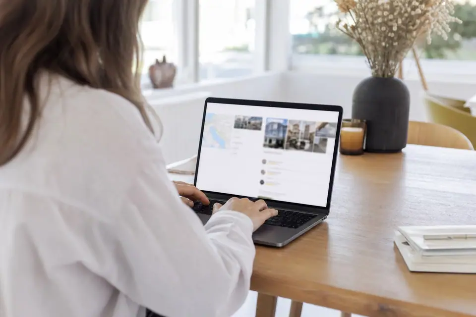 Personne consultant sur ordinateur la fiche Google d’un commerce avec des avis clients affichés