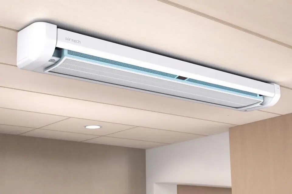 Rideau d’air chaud installé au-dessus de la porte vitrée d’un commerce